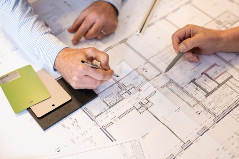 Projektledning. Händer som skissar på projektplan.