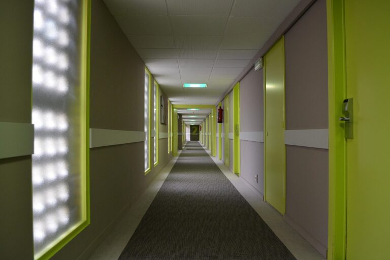 Hotellfastigheter. Hotellkorridor.
