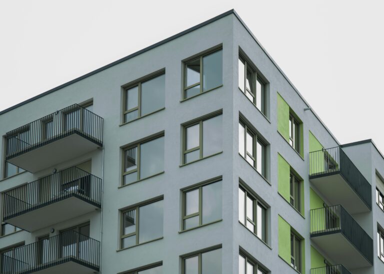 Fastighet med färgglada balkonger